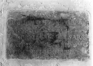 lastra con iscrizione funeraria
